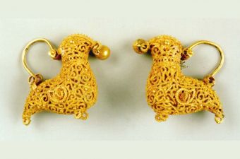 Fatimid Pair of Earrings This small but meticulously executed pair of gold earrings is a prime example of dexterity in the technique of filigree. Birds were a favoured ornamental motif and the filigree technique maintained the lightness of the subject without compromising their opulence.