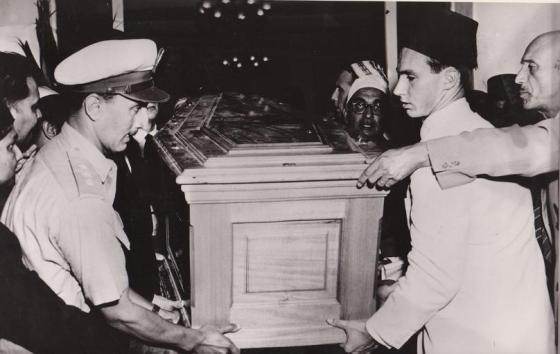 Aga Khan III's coffin being carried by the newly appointed Ismaili Imam