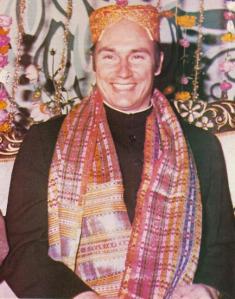 His Highness the Aga Khan pictured in a traditional outfit during his visit to Pakistan in 1976. Photo credit: Ilm, Special Pakistan visit Supplement.