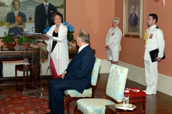 Her Excellency the Right Honourable Adrienne Clarkson, Governor General of Canada from 1999-2005 is presenting the Order of Canada decoration to His Highness the Aga Khan. Photo credit: Sgt Eric Jolin, Rideau Hall.