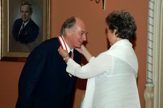 Her Excellency the Right Honourable Adrienne Clarkson, Governor General of Canada is presenting the Order of Canada decoration to His Highness the Aga Khan on June 6, 2005. Photo credit: Sgt Eric Jolin, Rideau Hall