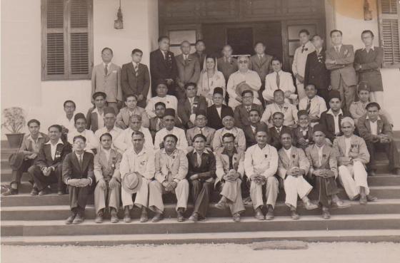 Sir Sultan Muhammad Shah Aga Khan III in a group photo.