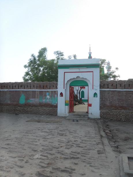 Gate of the mausoleum of Pir Sadardin.