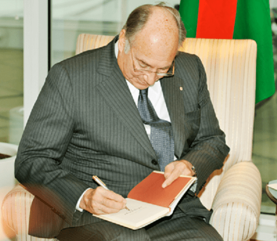 The Aga Khan signing his book "Where Hope Takes Root" for the Premier of Briitish Columbia during his visit to the province to celebrate his Golden Jubilee. Photo: With permission of The Vancouver Sun.