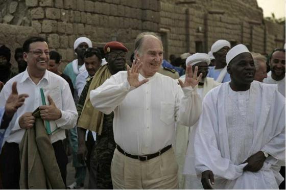 His Highness the Aga Khan greeting the residents of Timbuktu who had gathered in the streets of the city to welcome him. - Photo: AKDN/Arnhel de Serra