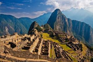Spanish conquerors never find Machu Picchu hidden 2,430 m above sea-level, in the middle of a tropical mountain forest, in an extraordinarily beautiful setting. It was the urban creation of the Inca Empire at its height. Photo: Wikipedia Commons