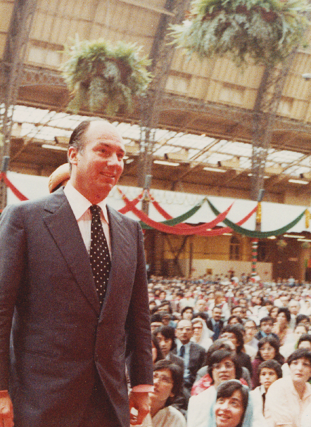 Mawlana Hazar Imam amidst his murids at the Olympia Hall during his visit to the United Kingdom jamat in September 1979. Photo: Jehangir Merchant Collection.