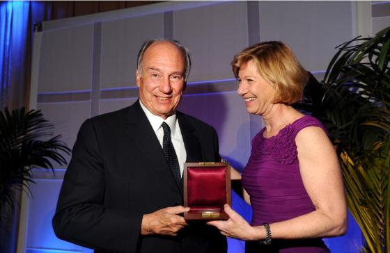 Chancellor Susan Desmond-Hellman presents His Highness the Aga Khan with the 2011 University of California San Francisco Medal, the University's highest honour. - Photo: UCSF / Noah Berger