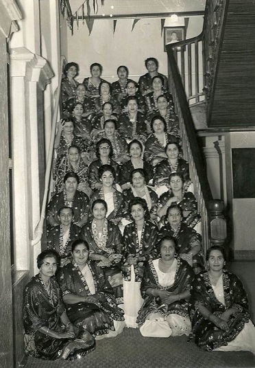 Sparkle of 31 bandhanis on the steps of Mombasa Jamatkhana, 1963. Photo Credit: Ameer Bhai Janmohamed.