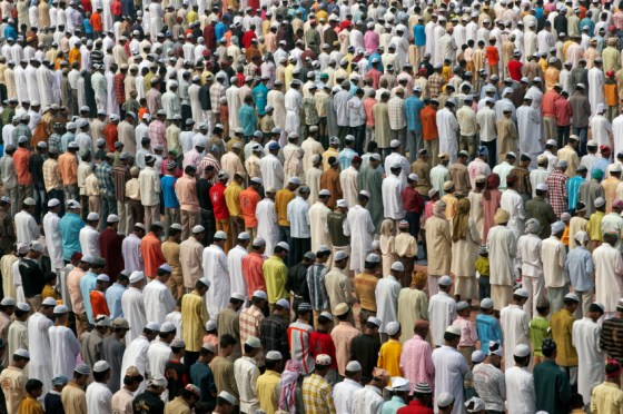 Rows of worshippers gather in neat rows facing Mecca in front of the mosque at the Taj Mahal to celebrate the Muslim festival of Eid ul-Fitr in Agra, Uttar Pradesh, India. Eid is the muslim holiday that marks the end of Ramadan. Photo: Istockphoto. October 2, 2008. Copyright. 