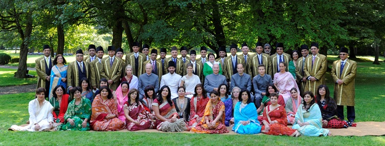 Mawlana Hazar Imam, Prince Rahim, Princess Salwa and members of the Imam’s family pose for a photograph with the members of the Ismaili Leaders’ International Forum after the nikah ceremony. Photo: TheIsmaili / Gary Otte