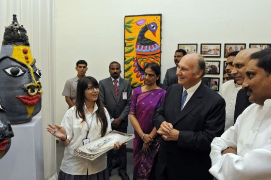 A budding artist at the Aga Khan Academy presents her work to His Highness the Aga Khan, the Chief Minister of Andhra Pradesh, and the Minister for Human Resources Development. Photo: AKDN/Gary Otte