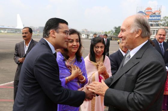 Ashish Merchant, Vice-President of the Ismaili Council for India, and other Jamati leaders, bid farewell to Mawlana Hazar Imam as he prepares to depart the country. Photo: The Ismaili/Ahmed Charania