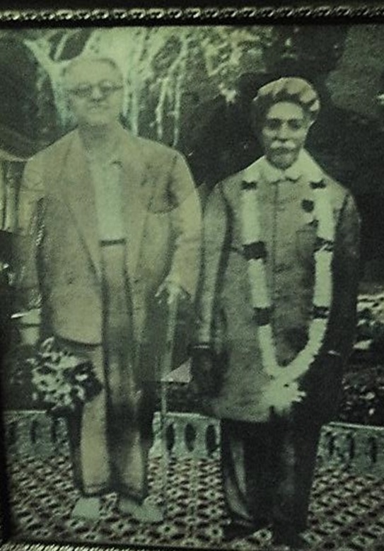 A rare photo of Imam Sultan Mahomed Shah with the Mukhi of Daman jamatkhan.