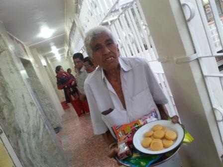 Gulamhusen carrying a sweet tray at Mahuva Jamatkhana