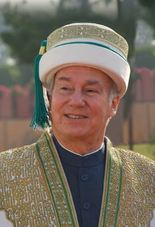 Another magical photo of the 49th Ismaili Imam, the direct descendant of the Prophet Muhammad (s.a.s) in the Aga Khan University regalia during a convocation ceremony. Photo: The Aga Khan Development Network.
