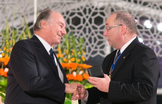 His Highness the Aga Khan being congratulated by RAIC President, Paul E. Frank, as he is presented with the 2013 Gold Medal for his significant contribution to Canadian architecture. Photo: © AKDN/Farhez Rayani.