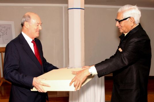 Prince Amyn Aga Khan, younger brother of His Highness the Aga Khan, presents a gift to Professor Charles Correa at the Ismaili Centre in London, England, in recognition of his long-standing partnership with the Aga Khan Development Network. Photo: Al-Nur Sunderji