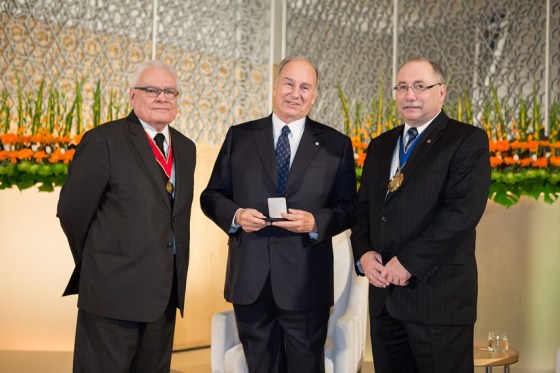 (l to r) - George Baird, the 2010 recipient of the coveted RAIC Gold Medal, His Highness the Aga Khan with the 2013 medal presented to him, and Paul E. Frank, the President of RAIC. Photo: © AKDN/Farhez Rayani.