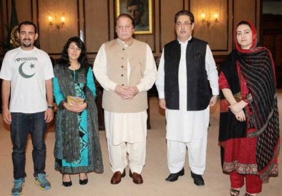 Samina Baig with her hero brother Mirza Ali (left) standing beside the Prime Minister of Pakistan, Nawaz Sharif. Also in the photo, Chief Minister of Gilgit-Baltistan, Mr.Syed Mehdi Shah, and advisor to the Minister, Ms. Sadia Danish. Photo: Samina Baig Facebook page. Copyright.