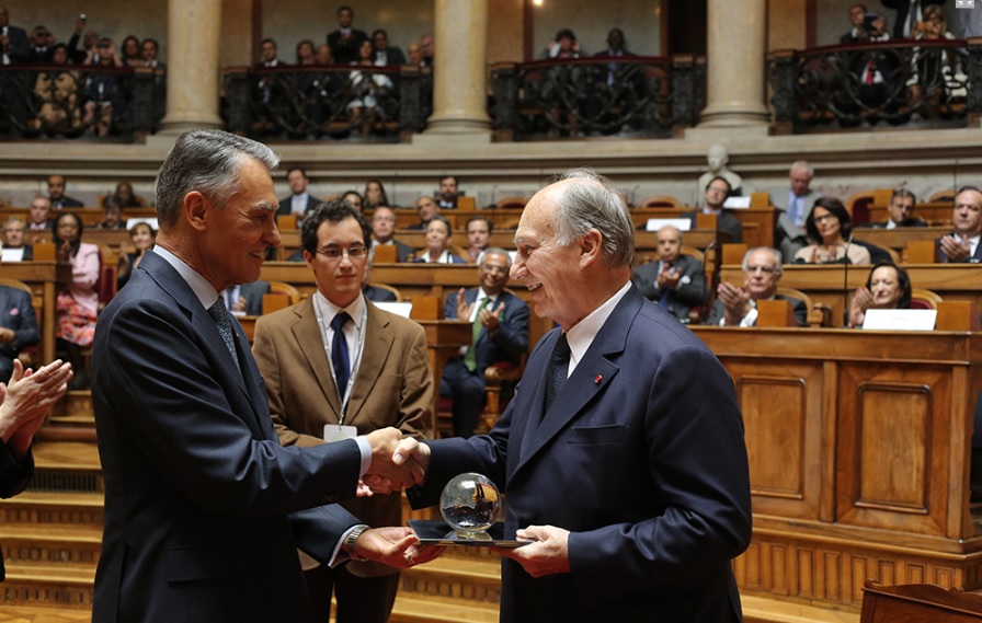  His Excellency Aníbal Cavaco Silva, the President of the Republic of Portugal presents His Highness the Aga Khan with the 2013 North-South Prize. - Photo: AKDN/ José Manuel Boavida Caria 