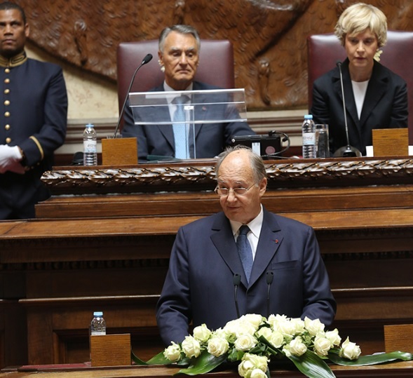 His Highness the Aga Khan addresses the North-South Prize Ceremony in the Senate Hall of the Portuguese Parliament as His Excellency Aníbal Cavaco Silva, the President of the Republic of Portugal and President of the Assembly of the Republic, Maria Assunção Esteves look on. - Photo: AKDN/ José Manuel Boavida Caria