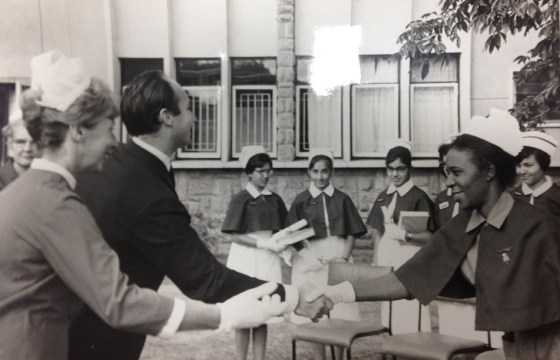 His Highness the Aga Khan presenting a certificate to a nurse, while other nurses await their turn. Photo: Kundan Paatni Archives.