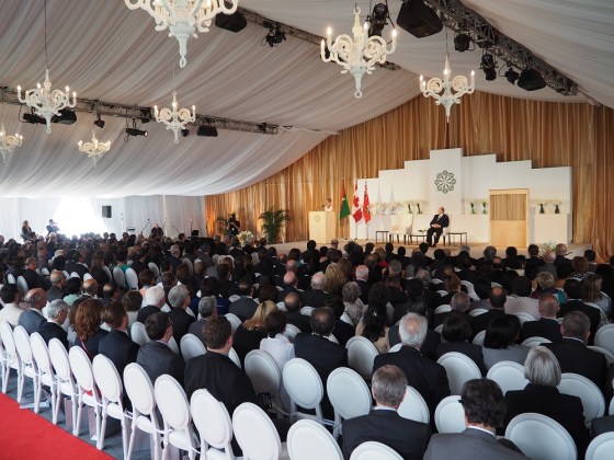 Premier Kathleen Wynne delivering her speech at the opening ceremony of the Aga Khan Park on May 25, 2015. This panoramic view shows the elegance of the event which was held inside a beautifully decorated tent built for the occasion. Photo: Simerg/Malik Merchant. Copyright.