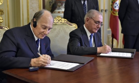 Mawlana Hazar Imam and Portugal’s Minister of State and Foreign Affairs Rui Machete sign a landmark agreement establishing a formal Seat of the Ismaili Imamat in Portugal. TheIsmaili/Gary Otte
