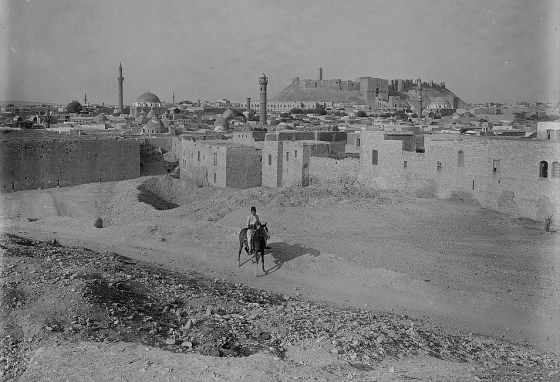 Aleppo and its castle from South West. Created/Published between 1898 and 1946. Photo: USA Library of Congress Collection, Gift Episcopal Home; 1978.