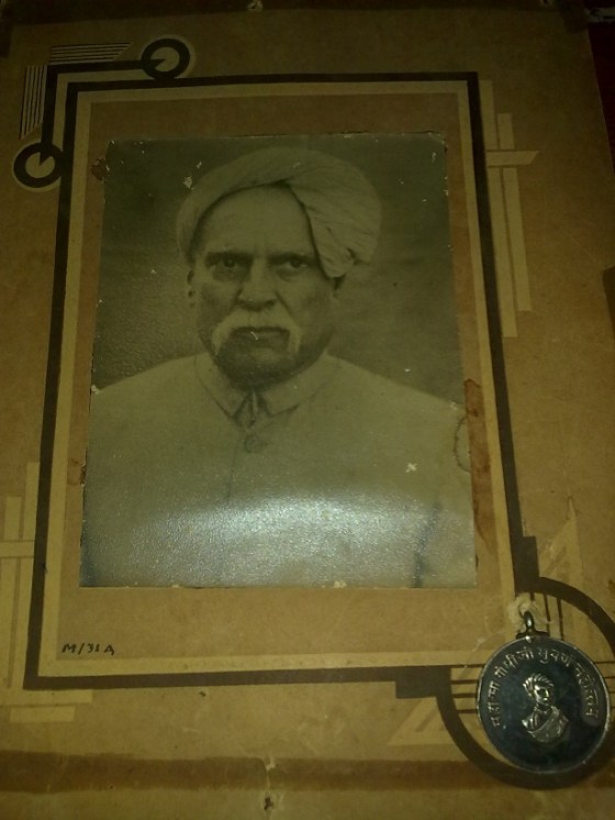 A portrait of Nazarali Bapa with a replica of a medal he was honoured with by Mahatma Gandhi. Photo: Khurshid Makani Collection.