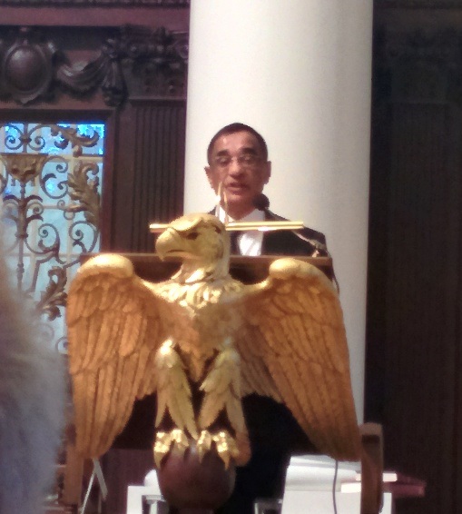 Professor Ali Asani introduces His Highness the Aga Khan before the 2015 Samuel L. and Elizabeth Jodidi Lecture at Harvard University. Photo: Navyn Naran.