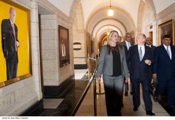 His Highness the Aga Khan glances with interest at an oil painting by Christan Nicholson of former Canadian Prime Minister, Jean Chrétien as he walks past it with leaders of the Ismaili community in the South corridor of Centre Block shortly after his meeting with Prime Minister Justin Trudeau on Tuesday, May 17, 2016. Photo: Jean Marc Carisse. Copyright.