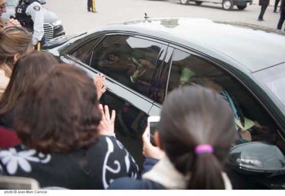 His Highness the Aga Khan returns a farewell wave to well-wishers, as his car departs Parliament Hill following his meeting with Prime Minister Justin Trudeau on Tuesday, May 17, 2016. Photo: Jean-Marc Carisse. Copyright