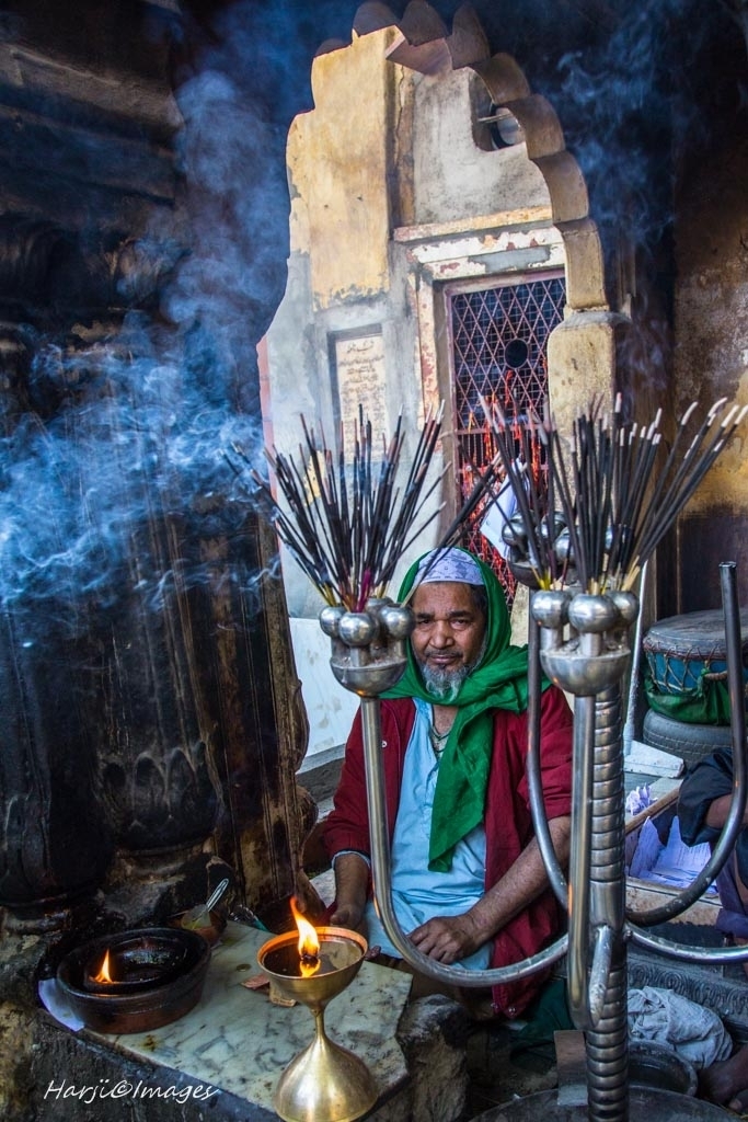 While walking deeper inside the basti, the bursting aroma of sandalwood agarbattis mingle with the smell of the city and the open courtyard of the dargah is gradually filled with men and women. The agarbattis and diyas brightens up the dark closure, with each person lighting up to 20 agarbattis at a particular time in order to get purified of the evil and to clean the air of the surrounding negativity. It is said that the saint’s powers can cure people from all the djinns and negativity surrounding their bodies and hence leave them purified. Photo: Muslim Harji. Copyright. Please click on image for story and photos.