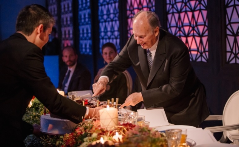 mawlana-hazar-ima-cutting-birthday-cake