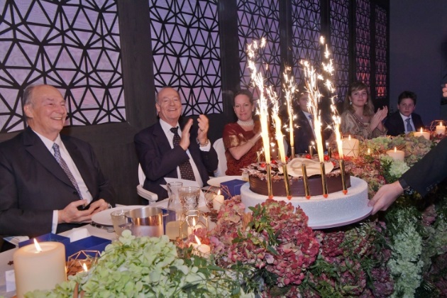 mawlana-hazar-imam-80th-birthday-cake-family-applause
