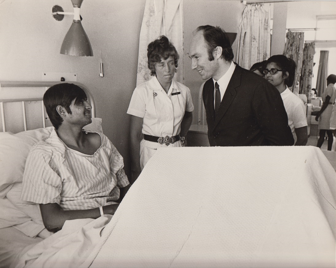 His Highness the Aga Khan visits a young patient at the Nairobi Aga Khan Platinum Jubilee Hospital during his visit to Kenya. Photo: Azhar Chaudhry.