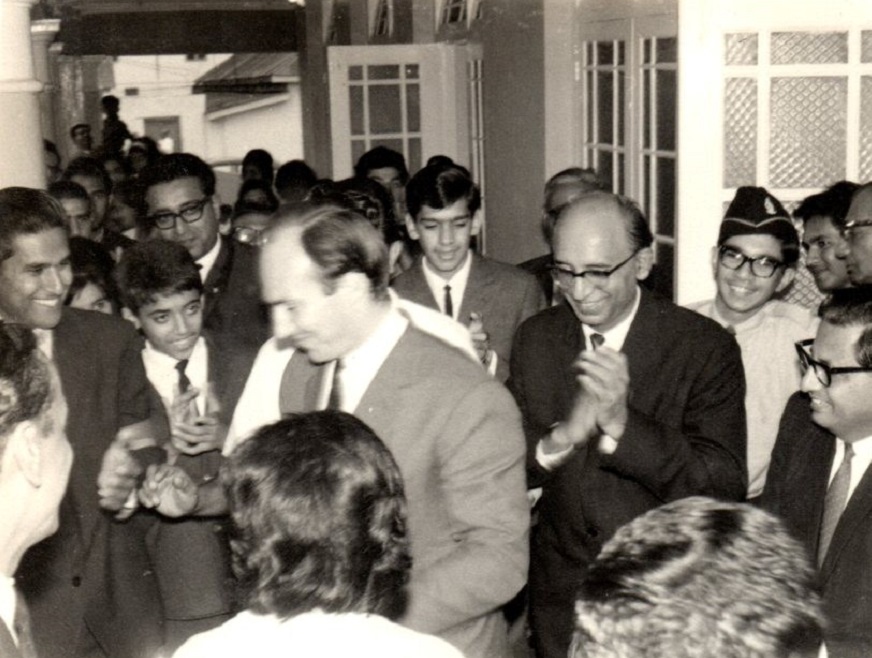 Aga Khan in Jinja leaving Counci Chambers Simerg