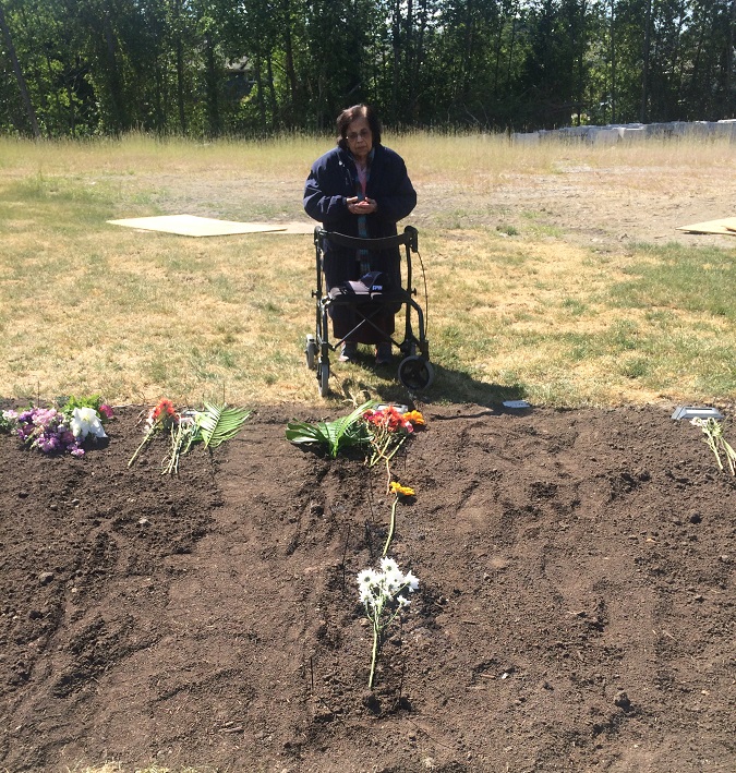Mrs. Malek Jehangir Merchant at Jehangir's grave