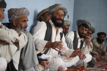Natural Resources Management (NRM) Заседание CDC (Совет по развитию населённых пунктов на уровне кластеров) в Джурме, Афганистан. Участники обсуждают острую необходимость привлечения добровольцев для помощи в ремонте системы водоснабжения, размытой проливными дождями. Эта система была создана благодаря коллективной работе нескольких сообществ, предоставивших денежные средства и рабочую силу. AKF оказывал техническую поддержку. AKDN / Sandra Calligaro