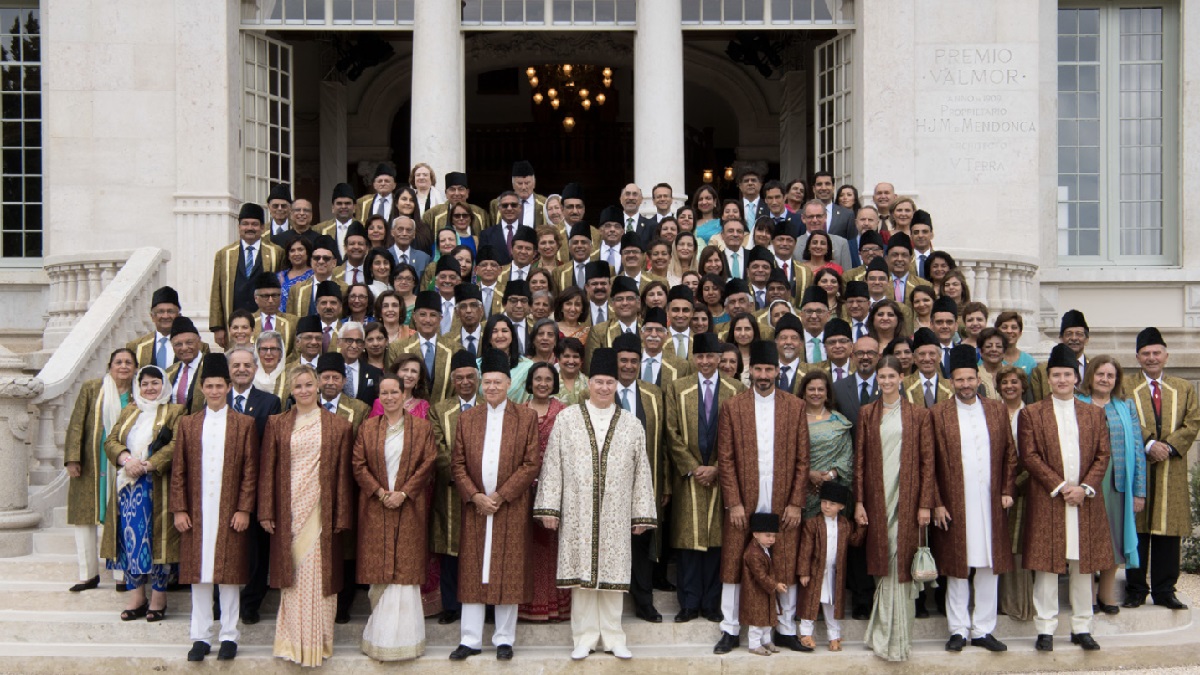 Aga Khan on steps of Henrique Mendonça Palace 