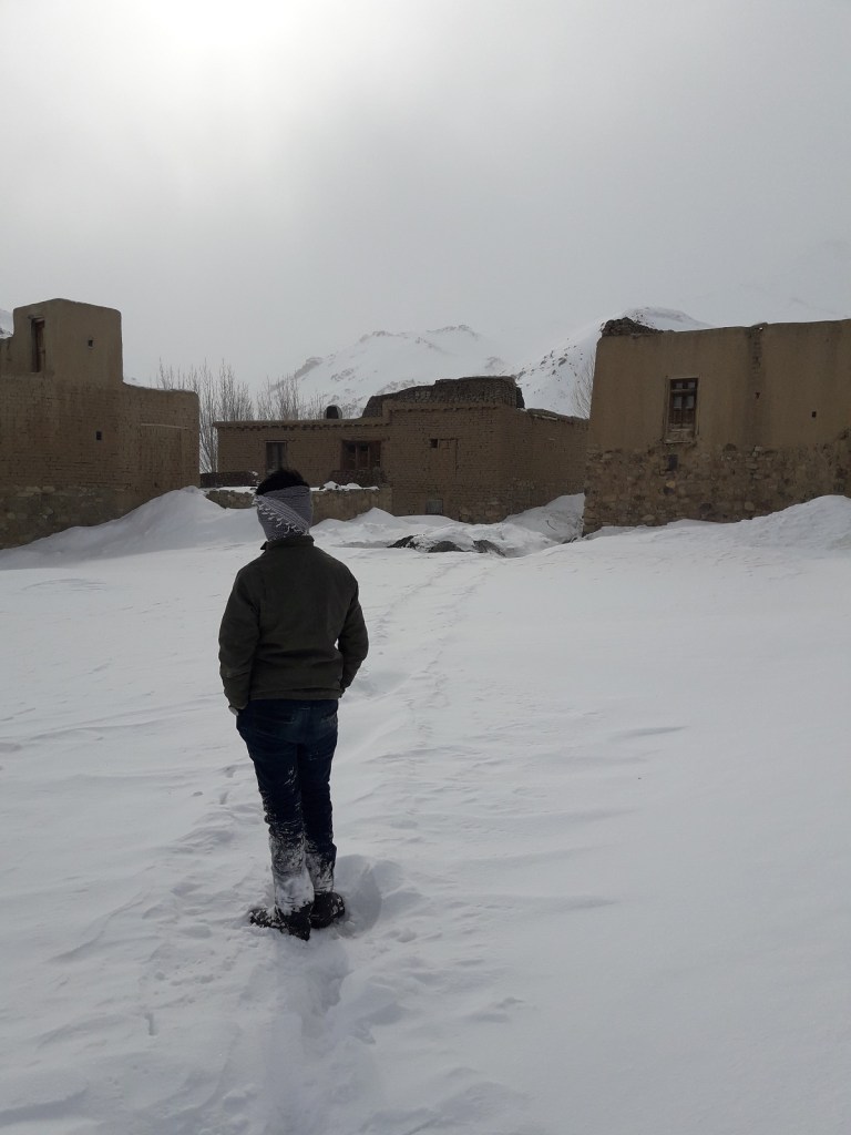 A boy standing in front of mud houses in Sia Sang Dasht- e- Rashak. Photo: Simerg Special Correspondent.