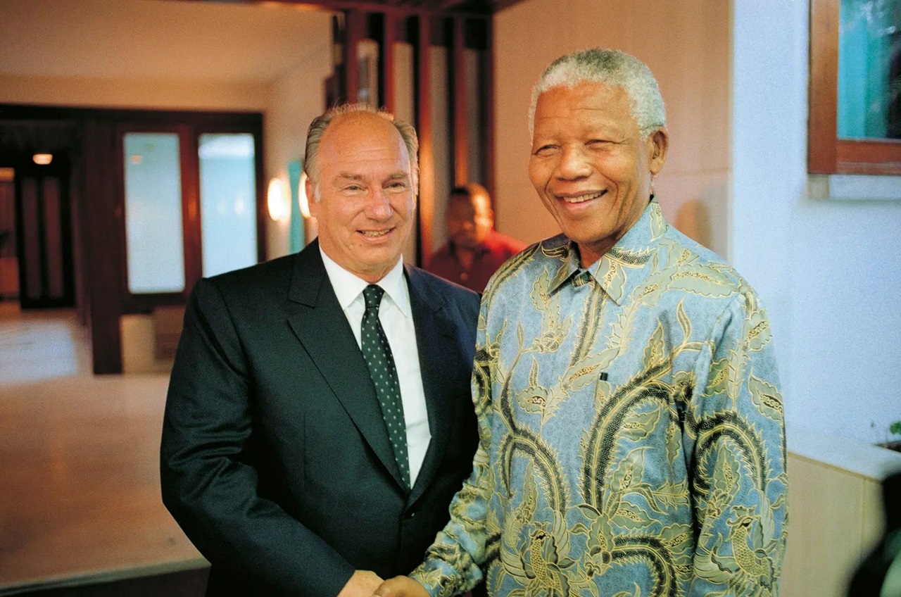 49th Hereditary Ismaili Imam, Mawlana Hazar Imam, His Highness the Aga Khan, His Highness the Aga Khan, meeting with South African President Nelson Mandela, August 11, 1998, Maputo, Mozambique. Simerg Insights from Around the World.