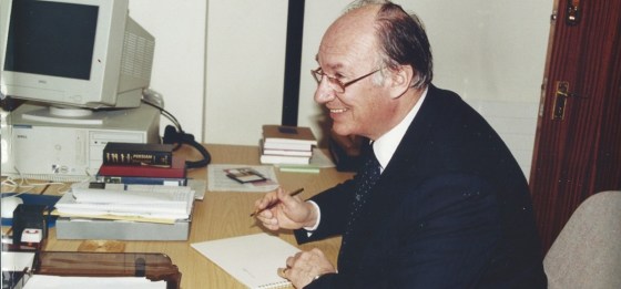 Aga Khan visits institute of ismaili studies and signs guest book